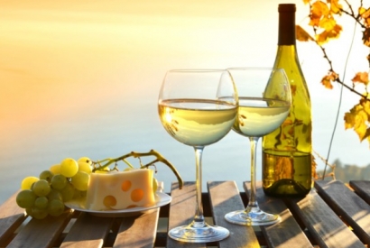 Le Vin Blanc a rendez vous avec les tables du repas de Noël ou du Nouvel An